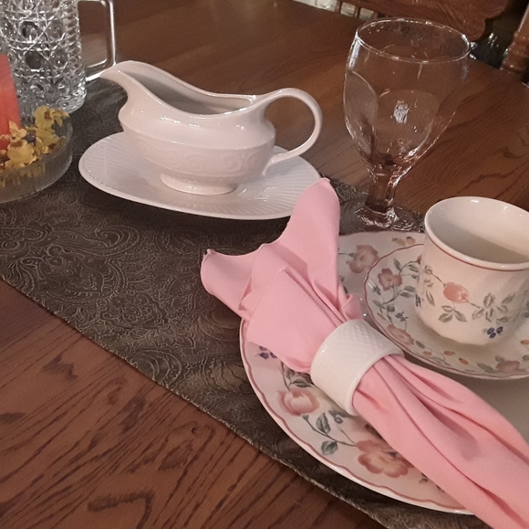 Gibson Other - GIBSON EVERYDAY CHINA WHITE CLAREMONT GRAVY BOAT
